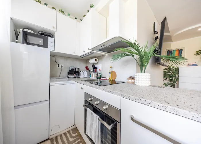 Stella\'S Tallinn Airport Apartment - Near Tallinn Airport And Tallinn Bus Station - Near Tram, Bus And Train Stops - Free Wifi, Parking And Netflix - Bath - New Renovation