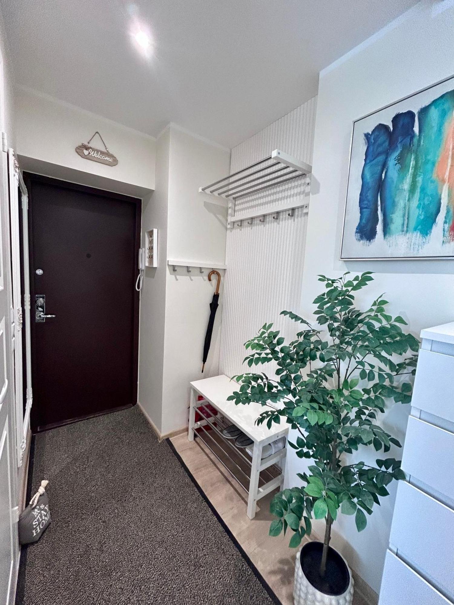 Huoneisto Stella's Airport - Near Airport And Bus Station - Near Tram, Bus And Train Stops - Free Wifi, Parking And Netflix - Bath - New Renovation *