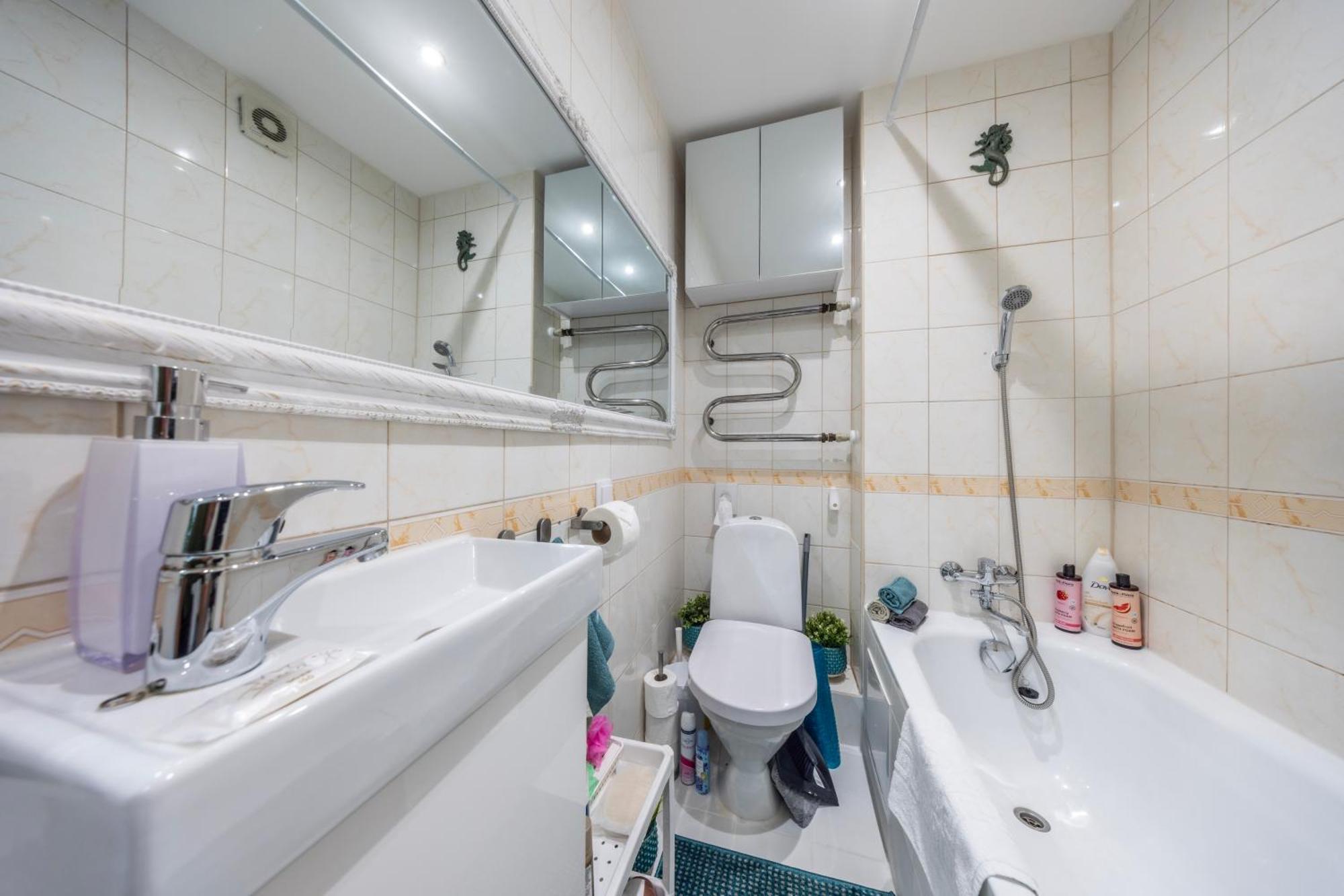 Huoneisto Stella's Airport - Near Airport And Bus Station - Near Tram, Bus And Train Stops - Free Wifi, Parking And Netflix - Bath - New Renovation